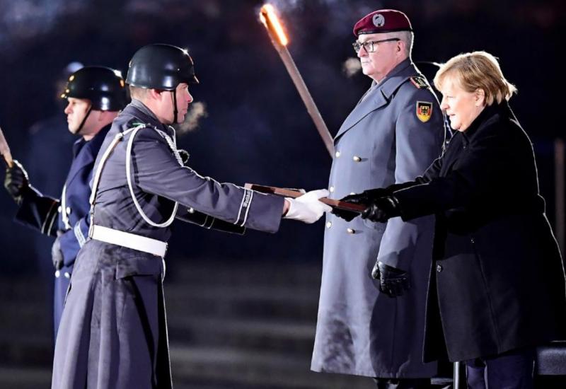 VIDEO | Mimohod njemačke vojske u čast kancelarke Merkel 
